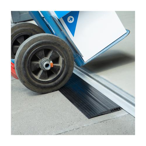 Drempelhulp recht zwart 12mm 1000x120mm product photo https://media.isero.nl/Isero-IseroNL-Site/images/L/2346542_2.jpg L