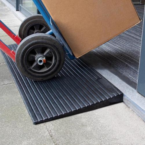 Drempelhulp recht zwart 30mm product photo https://media.isero.nl/Isero-IseroNL-Site/images/L/2414810_1.jpg L