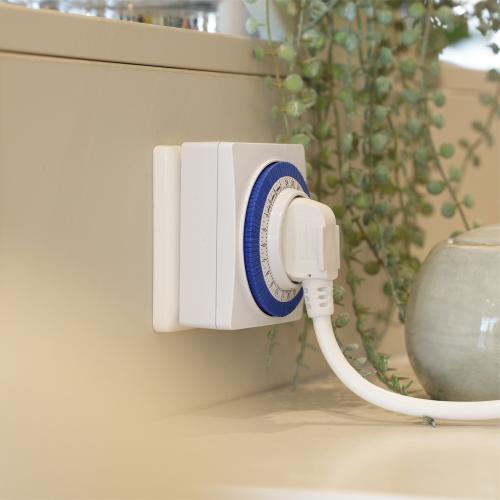 Tijdschakelklok wit analoog 96 schakelmomenten per dag Max 16 amp schakeltijd 15min (3500 watt) product photo https://media.isero.nl/Isero-IseroNL-Site/images/L/2727346_3.jpg L
